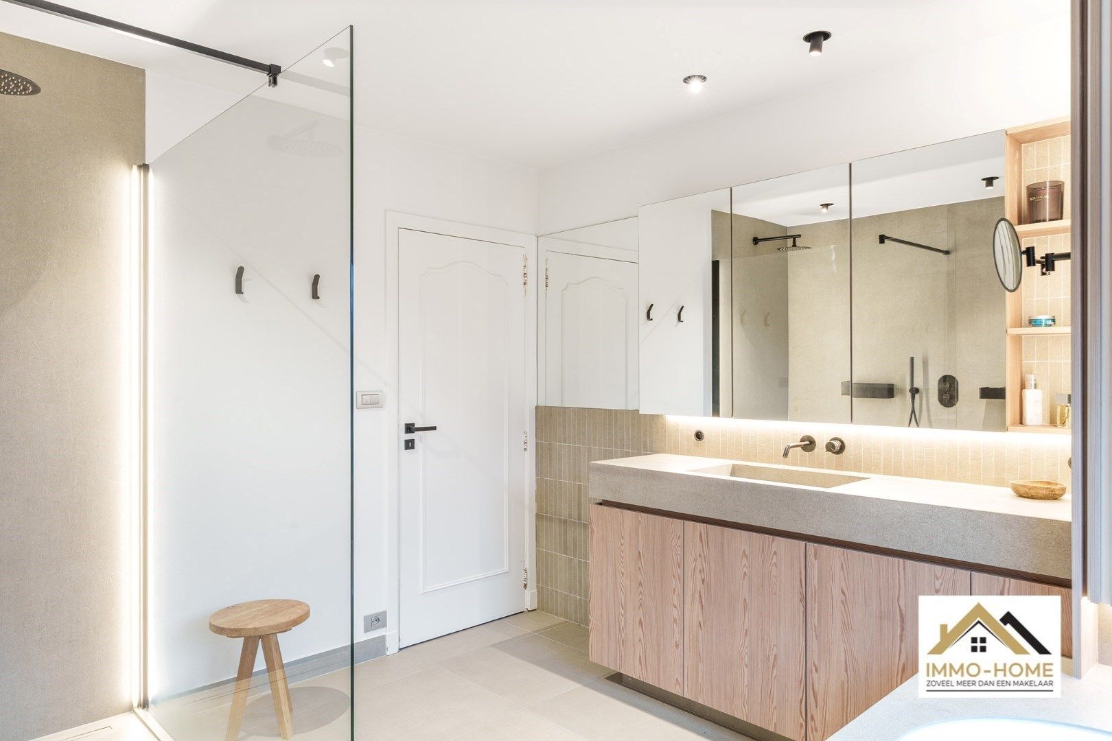 Gerenoveerd appartement met groot terras!! foto {{pictureIndex}}