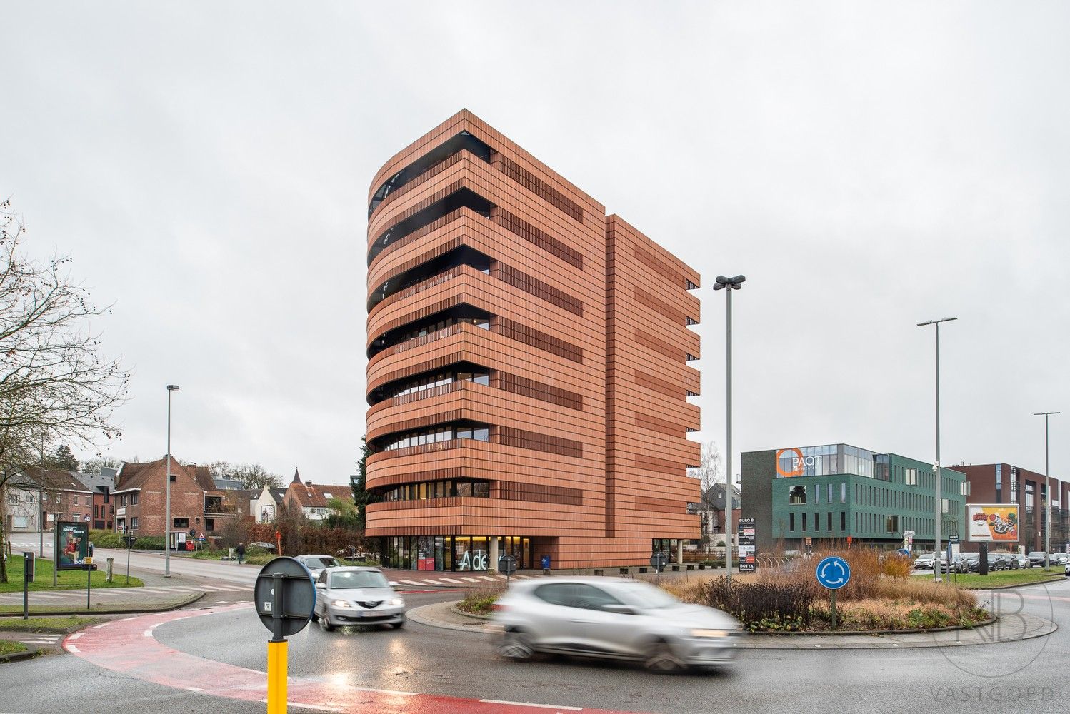 Volledig ingerichte en verhuurde kantoorverdieping in het zakelijke centrum van Genk (Botta-gebouw) foto {{pictureIndex}}
