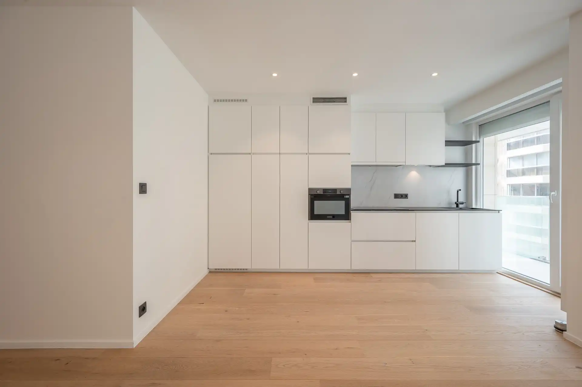 Ruim, gerenoveerd appartement met zonneterras en zijdelings zeezicht. foto 8