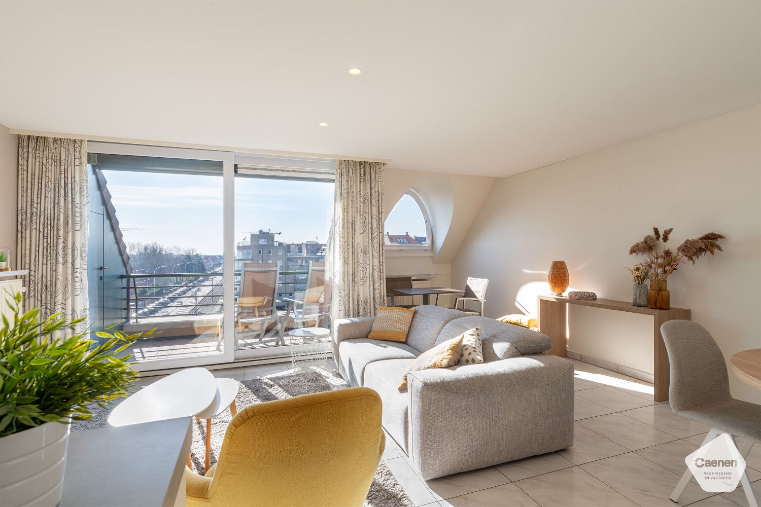 Prachtig gerenoveerd appartement met 2 slaapkamers en open zicht foto 2