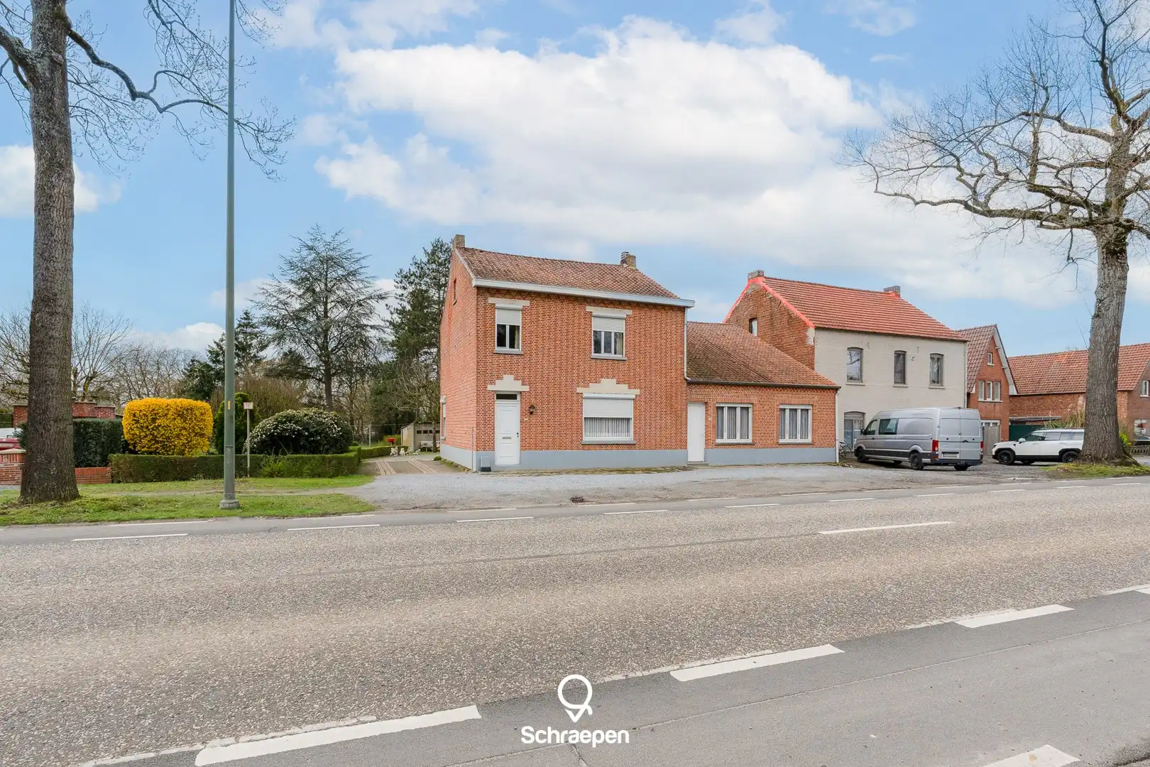 Hoofdfoto van de publicatie: Af te breken tweewoonst op zuidwestelijk perceel van 16,5 are met maar liefst 28,5 m straatbreedte!