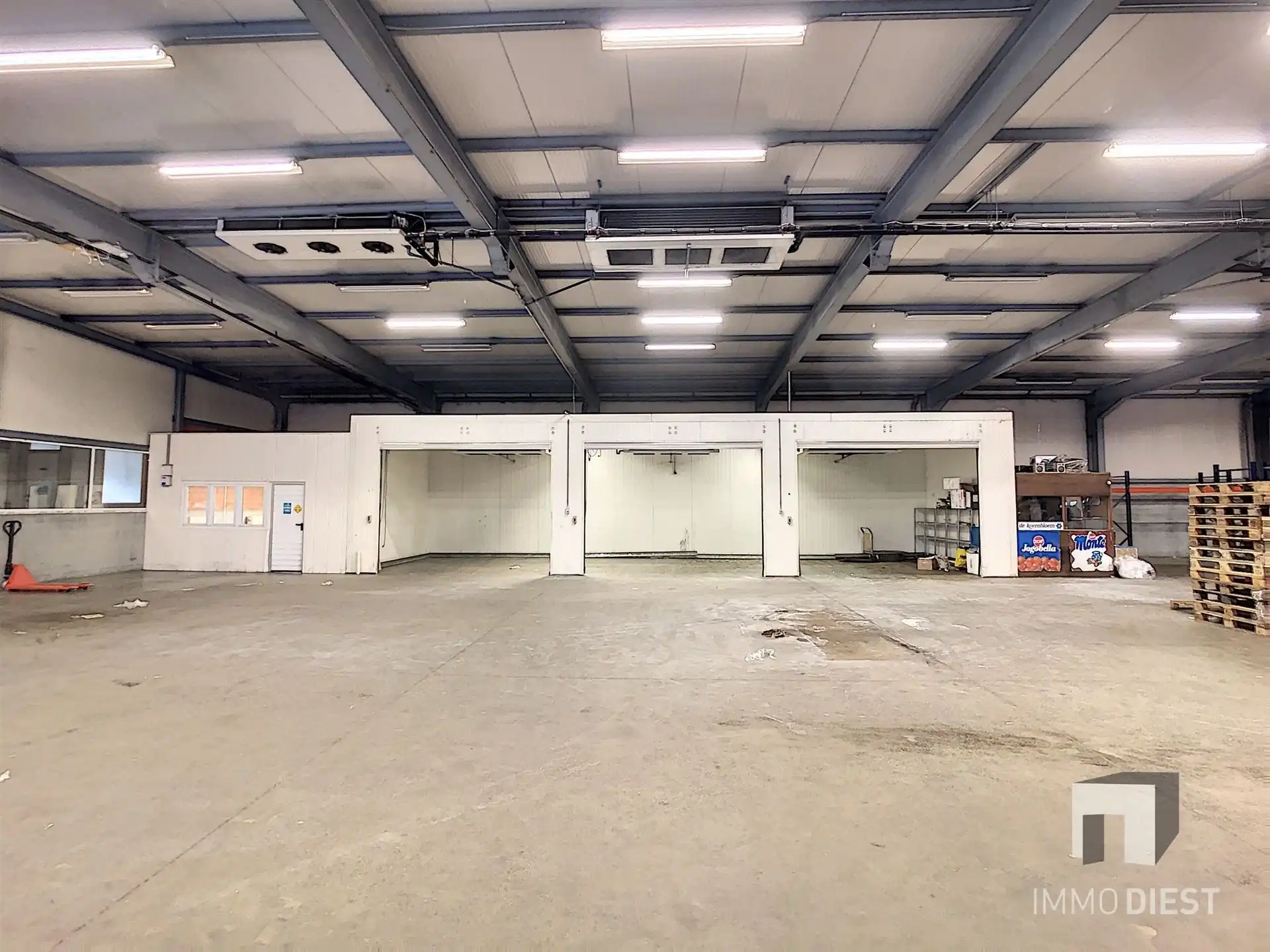 1500 M² GEKOELDE OPSLAG MET BURELEN  foto 14