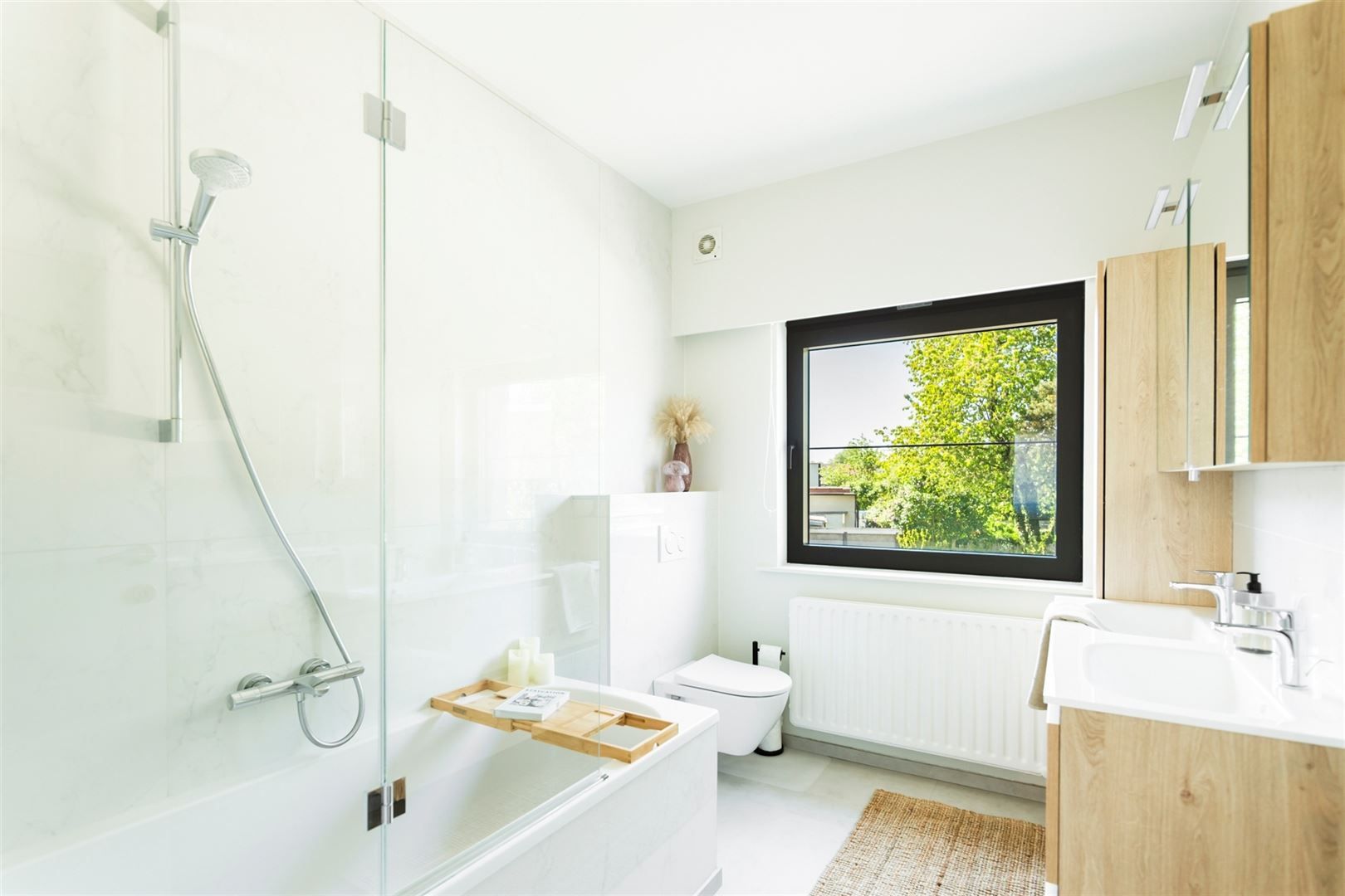 Instapklare woning met zeer grote garage en oprit foto 18
