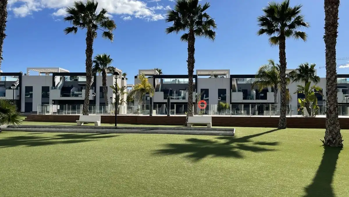 Mooi gelijkvloers appartement met 2 slpks en 2 badkamers foto 13