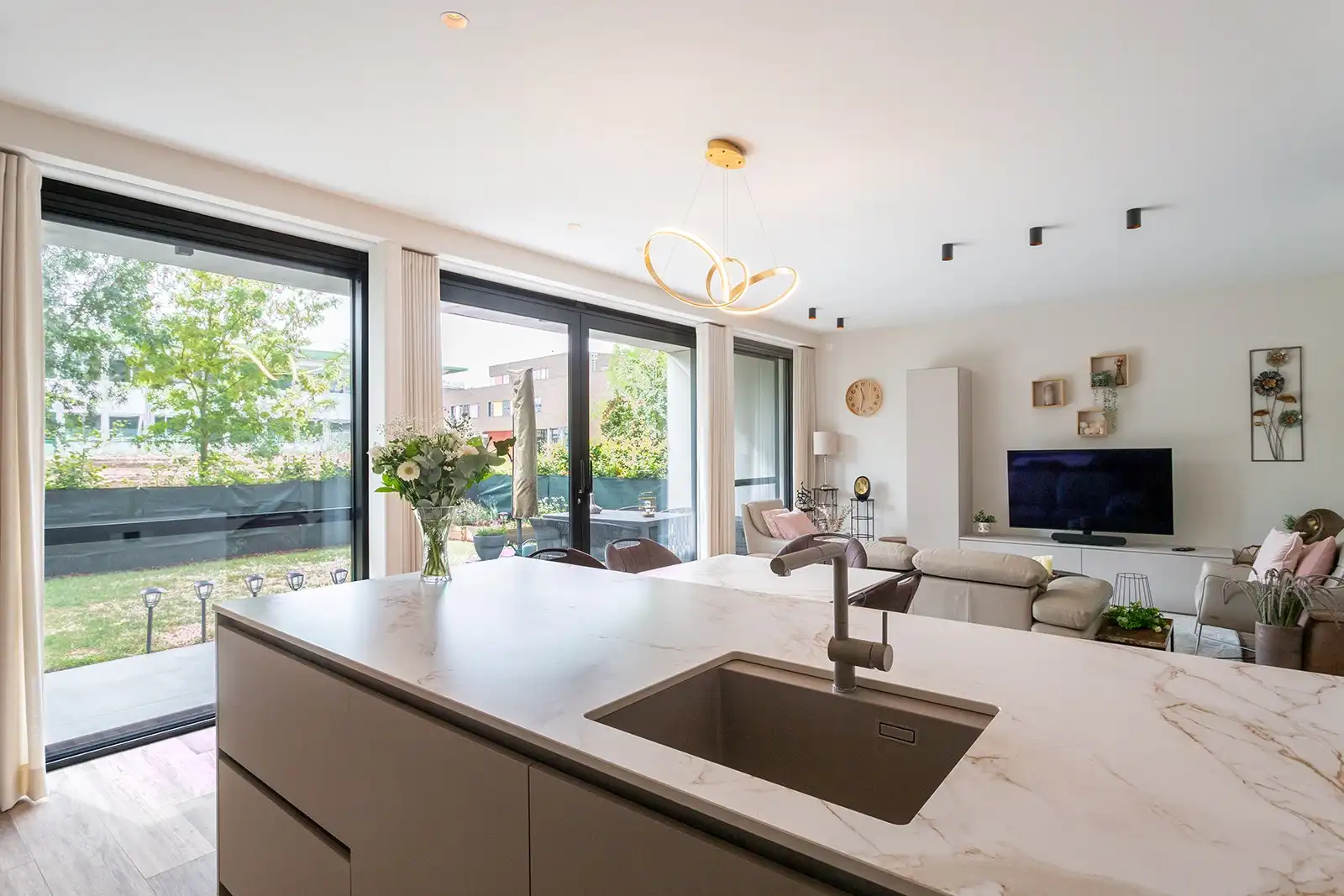 Stijlvol nieuwbouwappartement in idyllisch binnengebied foto 14