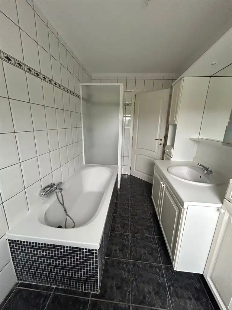 Ruim appartement met 2 slaapkamers, terras en autostaanplaats te Kinrooi.  foto 7