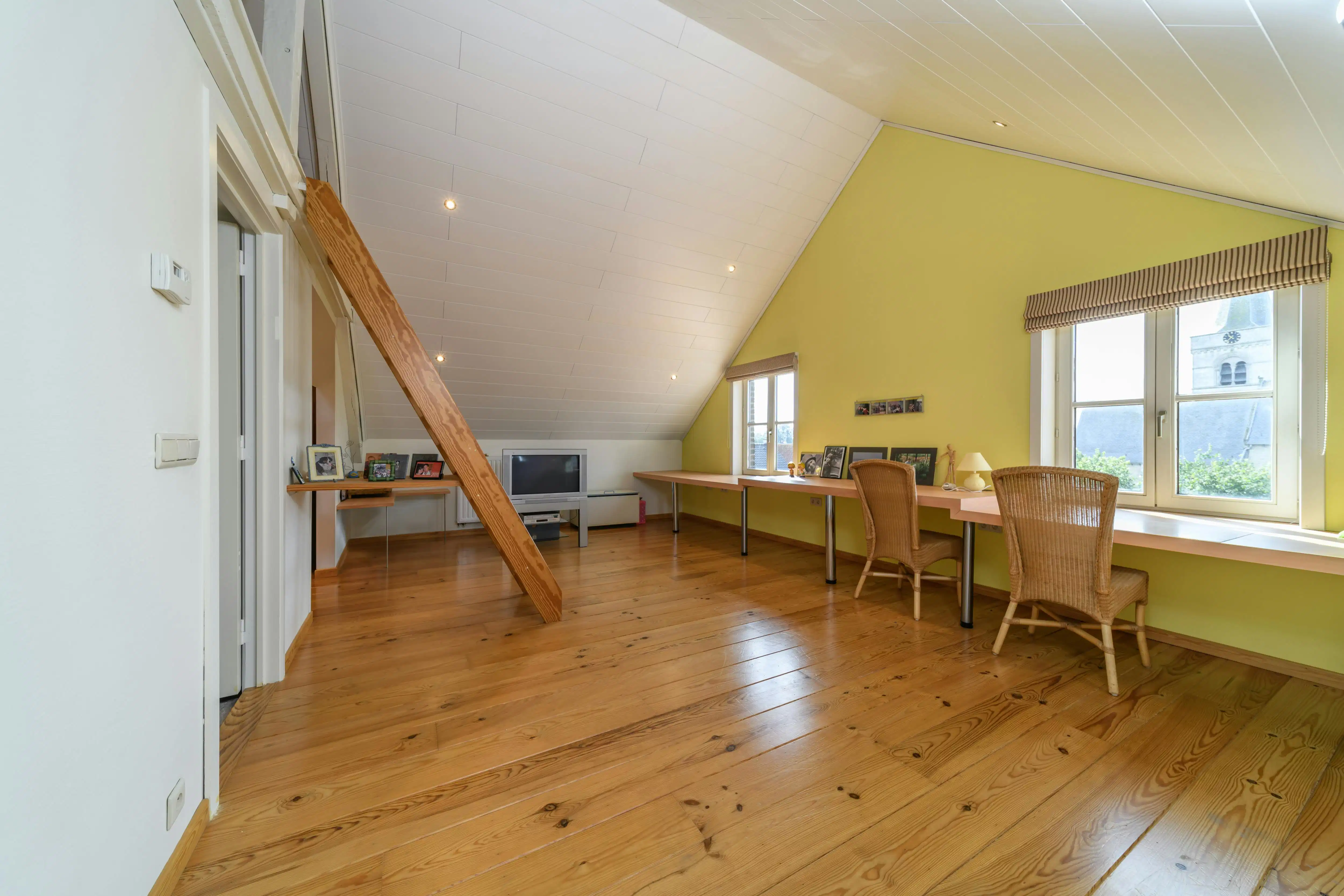 Herenhuis met ruime garage te koop in Izenberge. foto 27