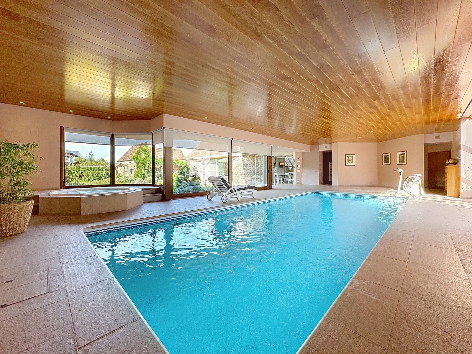 Riante landelijke VILLA (550m²) met verwarmd BINNENZWEMBAD op industriezone "De Zandberg" te Ingelmunster. Nog te bouwen MAGAZIJN (max. 800m²) mogelijk op braakliggend terrein. foto 10
