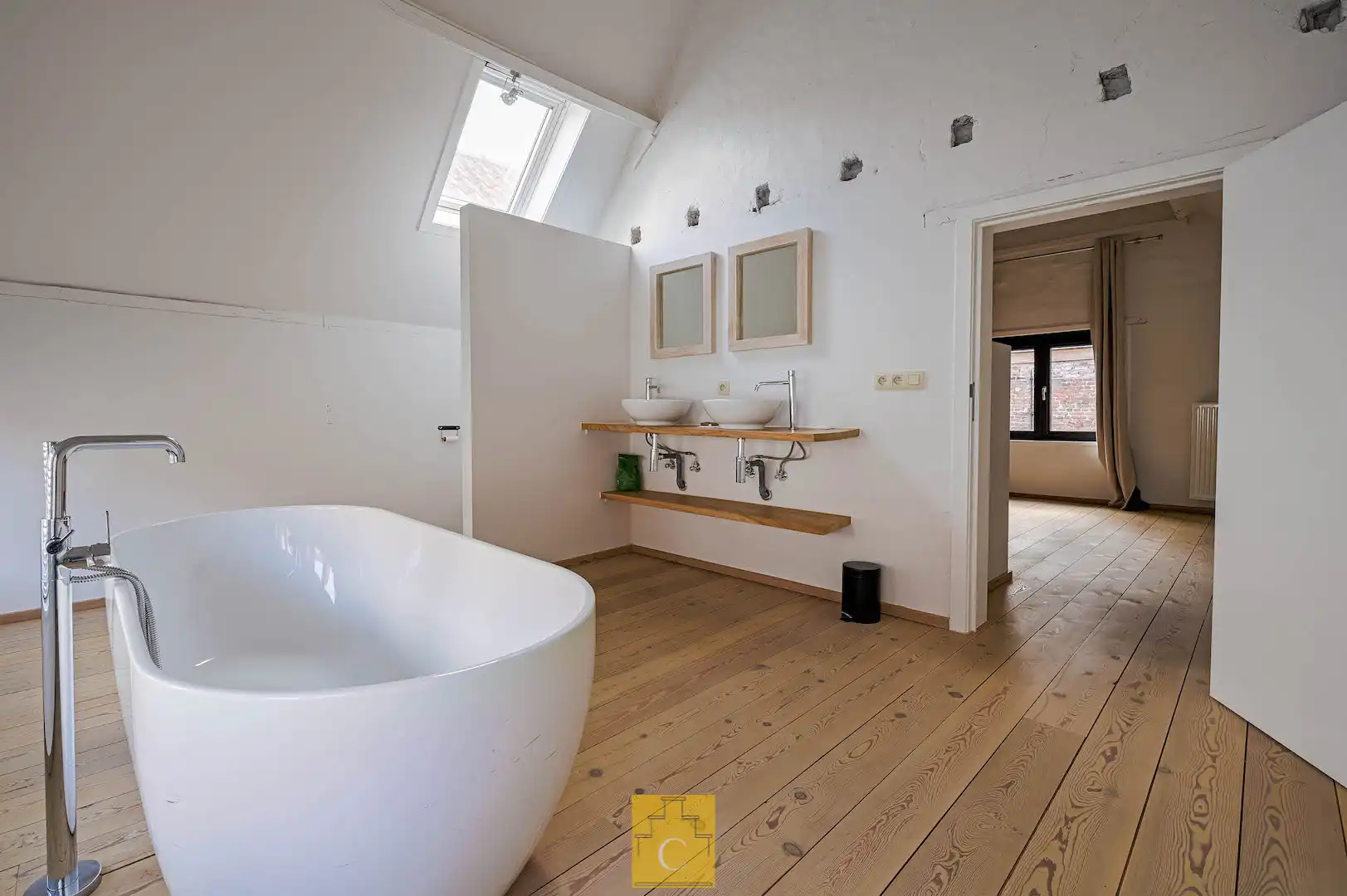 Trendy stadswoning - totaalrenovatie, strakke lijnen en een keitof terras - topligging Moerstraat foto 2