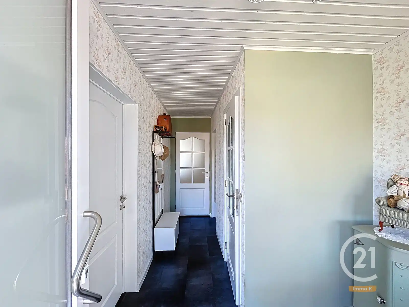 Knusse instapklare woning met ruime tuin en weide nabij E40 foto 3