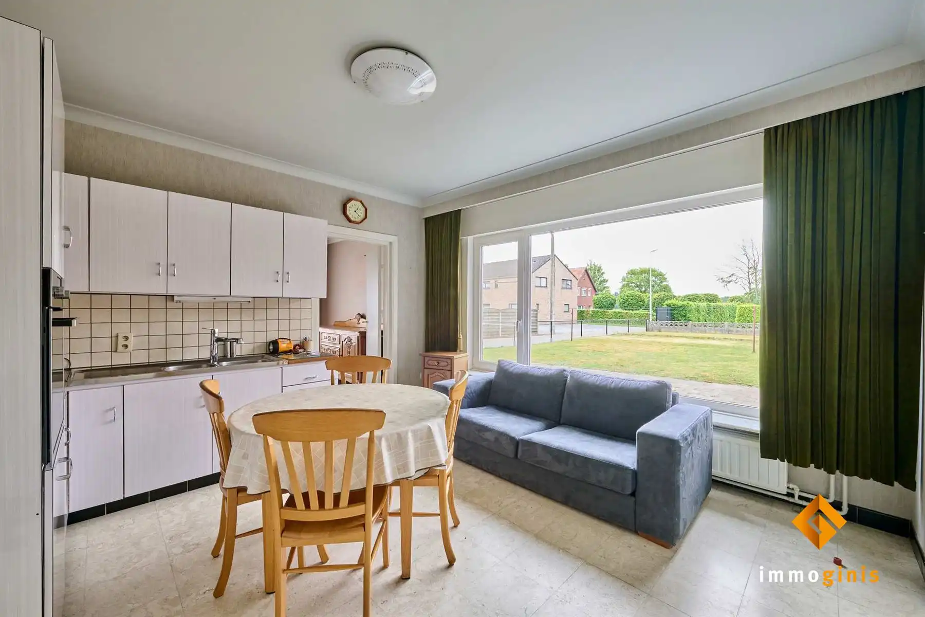 Verrassend ruime woning met 3 grote slaapkamers, 2 garages en groen zicht achteraan, op ruim perceel van 10a17ca.  foto 5