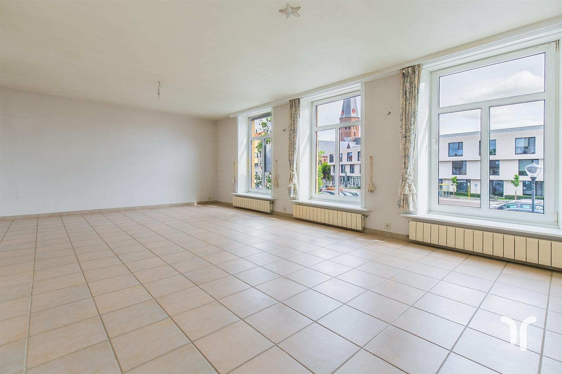 Commercieel gelegen kantoorgebouw met parking, uitweg en appartement met 3 slaapkamers. foto 7