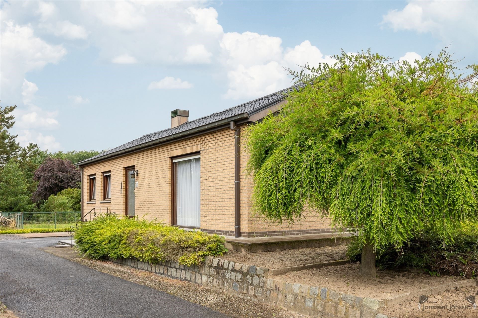 Charmante woning met 2 slaapkamers, garage te Rotselaar. foto {{pictureIndex}}