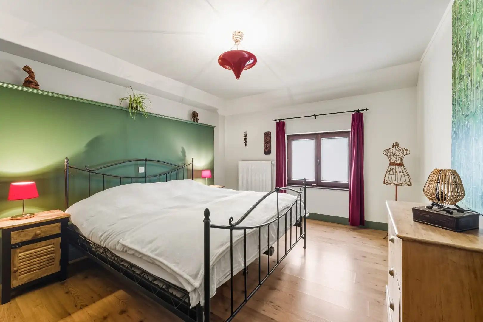 Charmante woning met o.a. 5 kamers en bureau foto 14