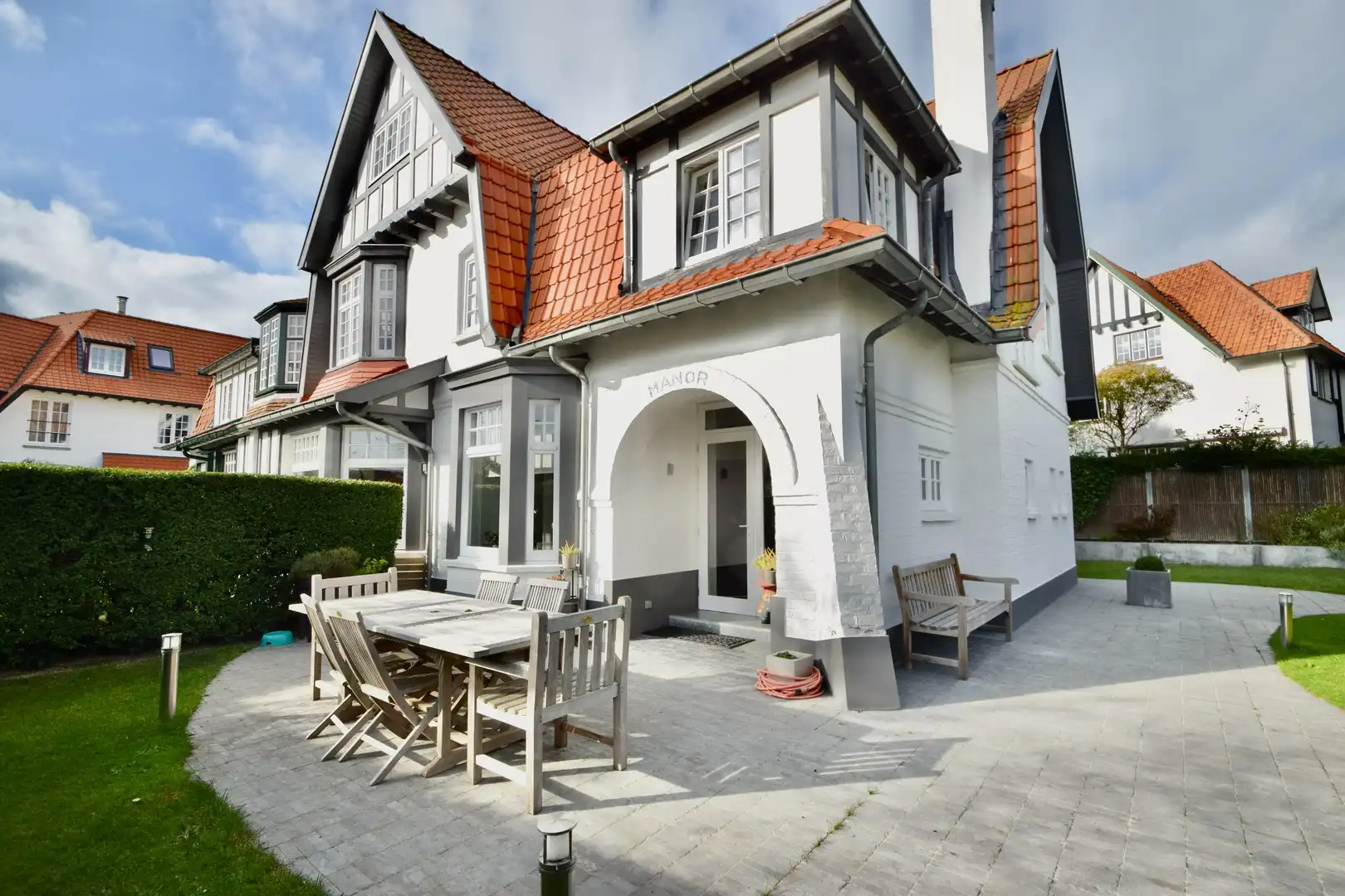 Prachtige karaktervolle villa in hartje Zoute, op enkele stappen van het Dominicanenkerkje en het strand te huur. foto 3