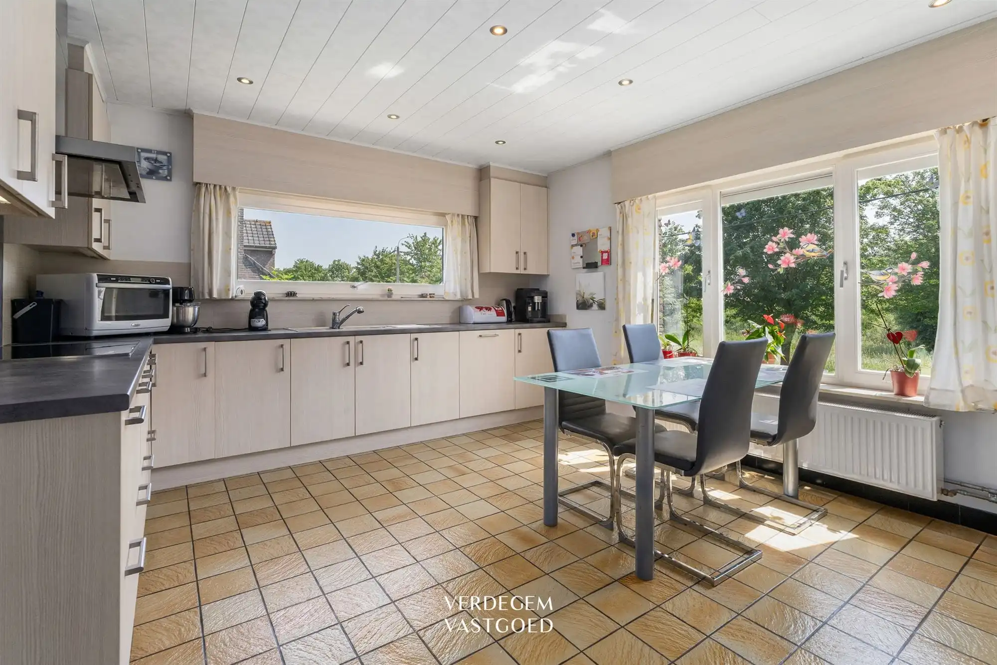 Verrassend ruime woning met 3 slaapkamers, grote kelder, zolder en tuin foto 11