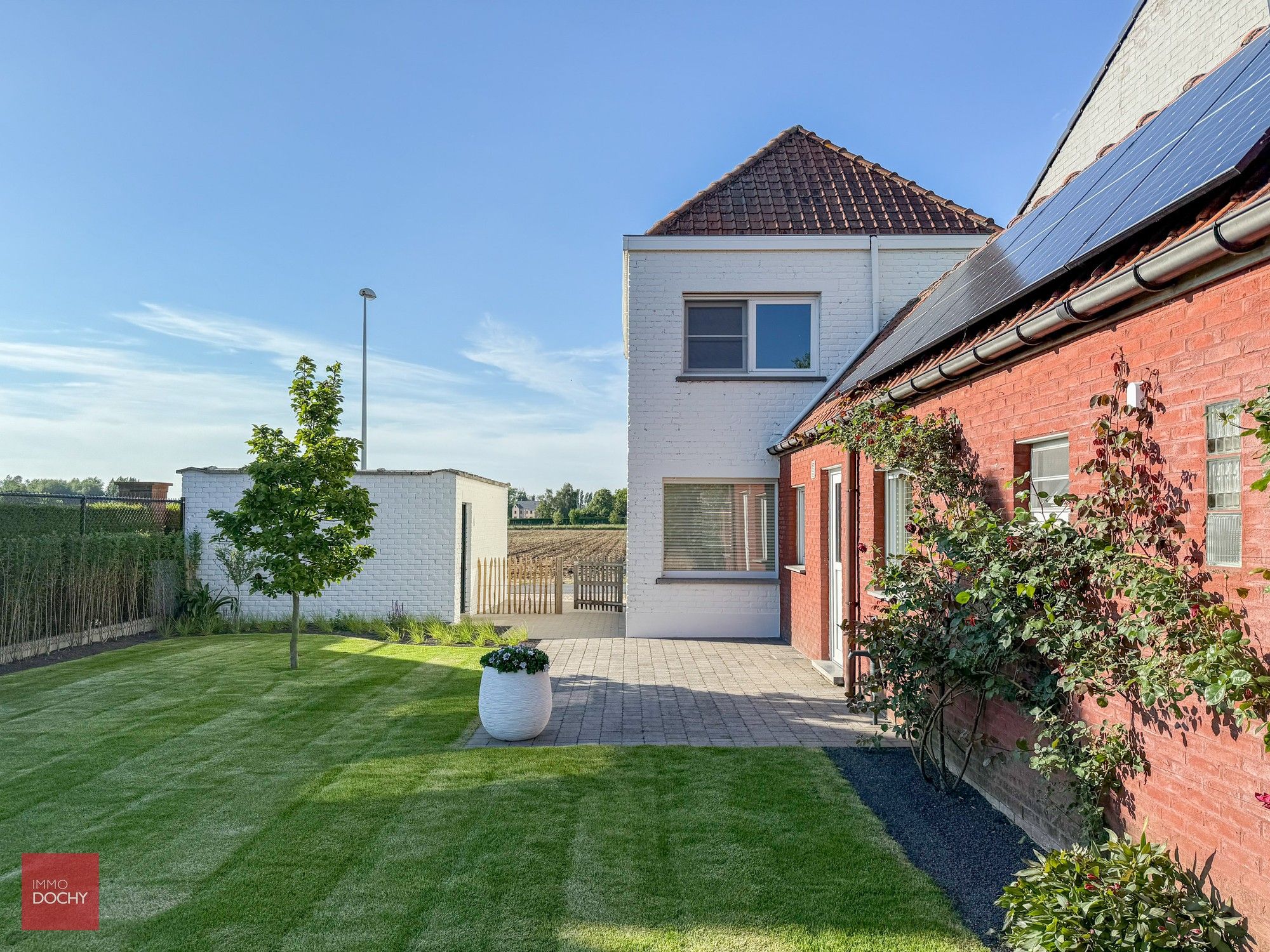 VOLLEDIG  VERNIEUWDE koppelwoning met zuidgerichte tuin in verkeersarme straat | Sparrestraat foto {{pictureIndex}}