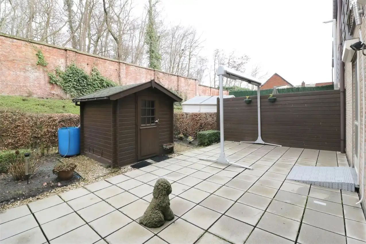 Gelijkvloers wonen met tuintje en autostaanplaats in centrum foto 24