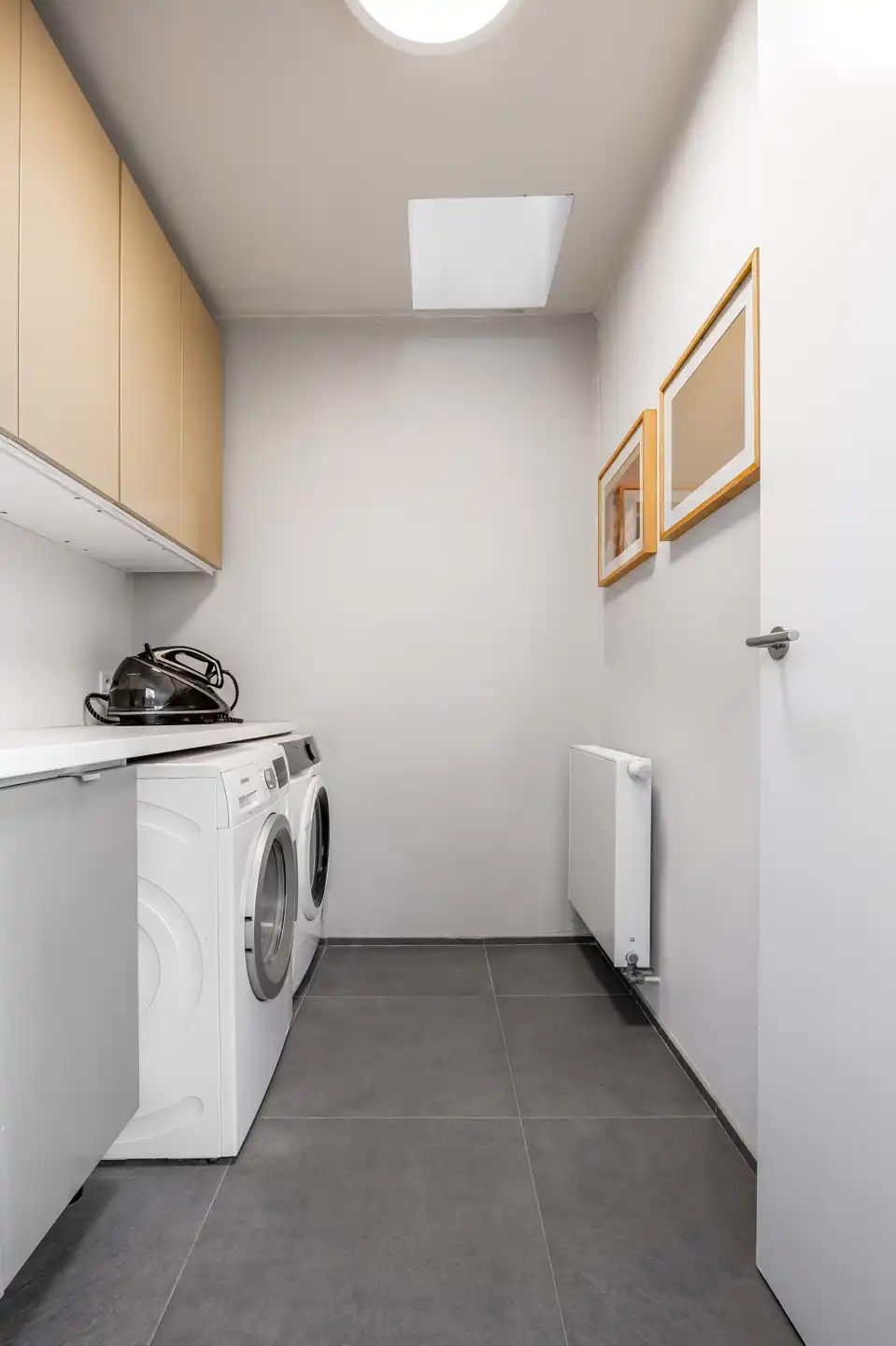 Luxueuze moderne villa met zwemvijver omringd door groen foto 36