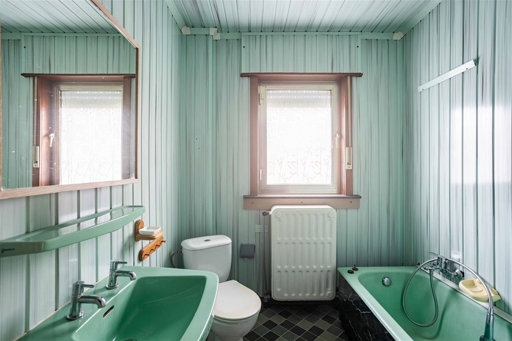 Commercieel gelijkvloers met ruim duplex appartement en grote loods te Merelbeke. foto 18