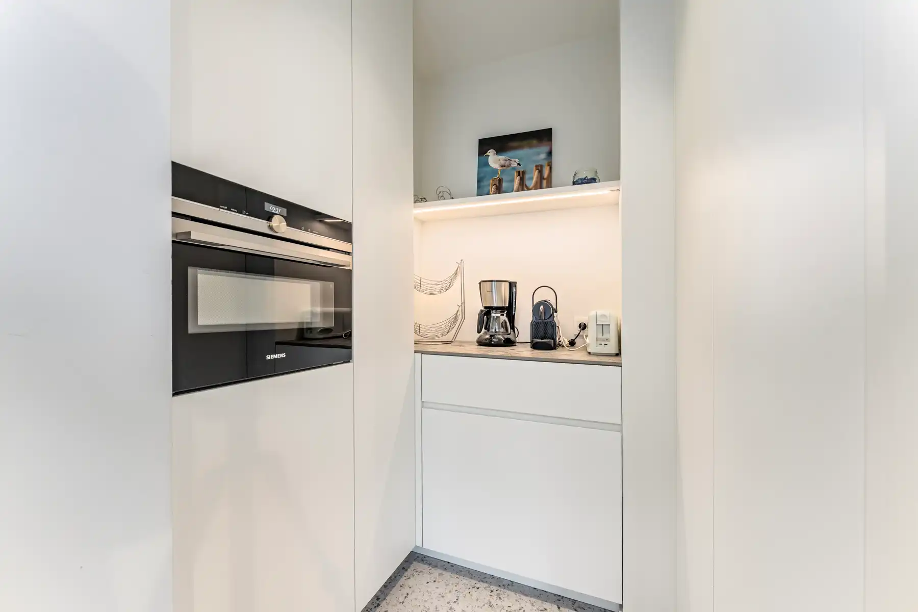 Stijlvol gerenoveerd appartement met zijdelings zeezicht foto 8