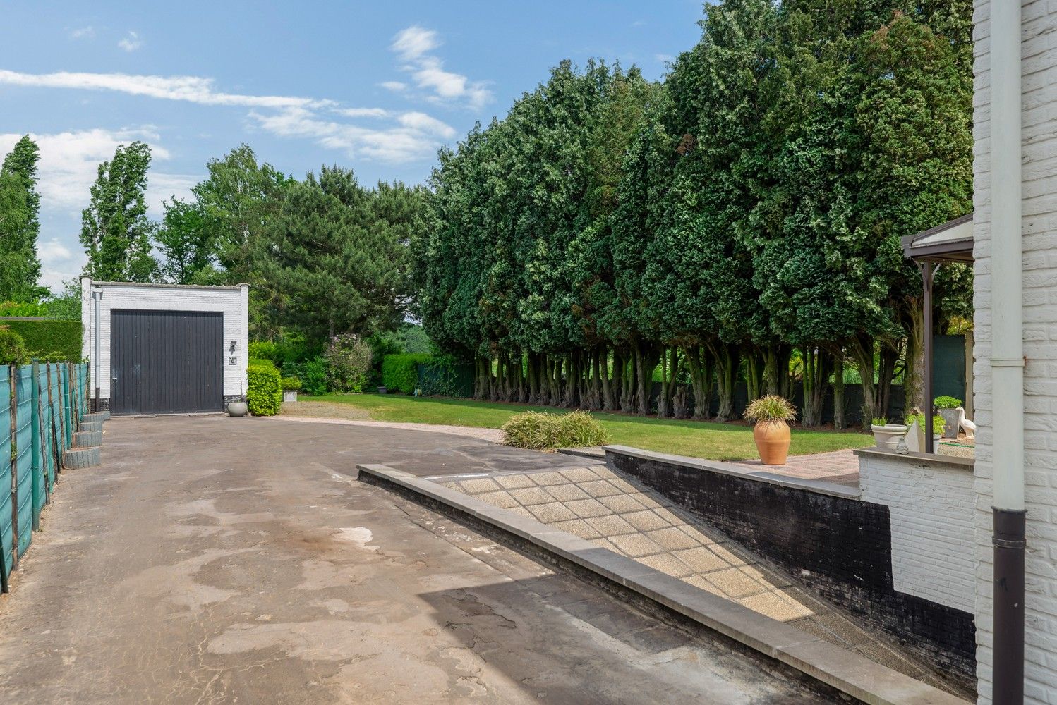 Ruime woning met prachtig onderhouden tuin met verzicht over de velden foto 19