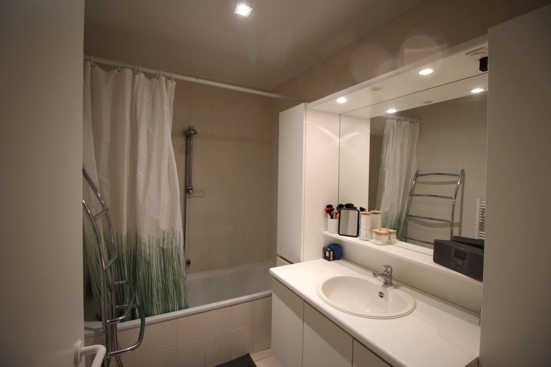 Ruim 2-slaapkamer appartement te huur, grote afgesloten garage inbegrepen. foto 15