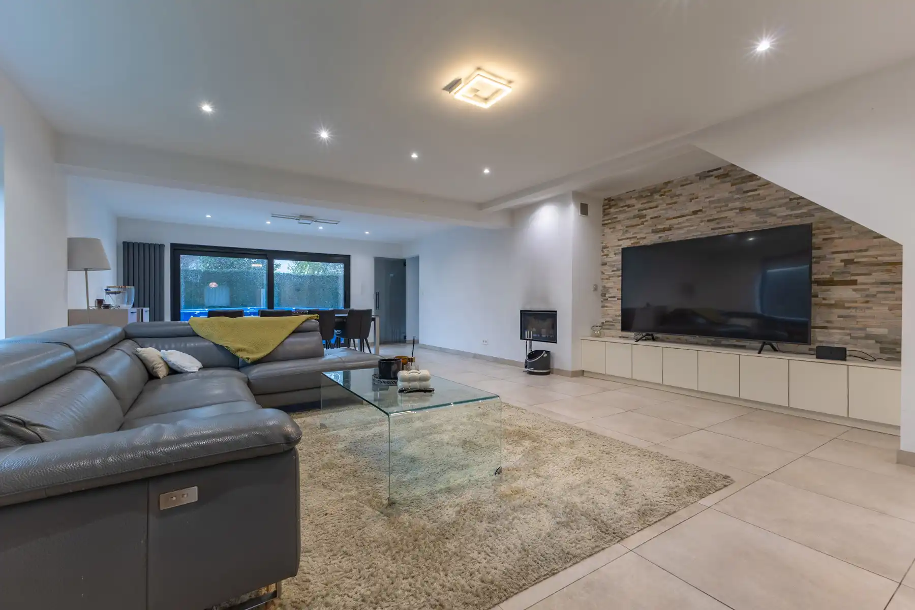 Gerenoveerde en goed onderhouden villa met 4 slaapkamers. foto 7