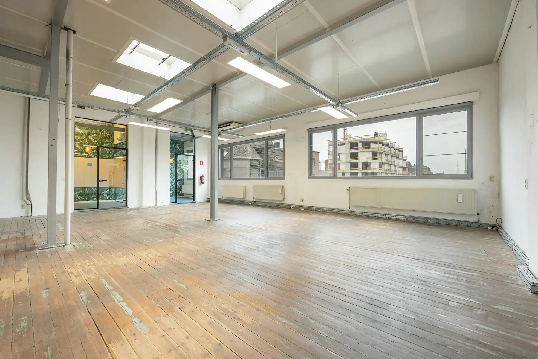 Instapklaar kantoorgebouw te koop in Merksem foto 46