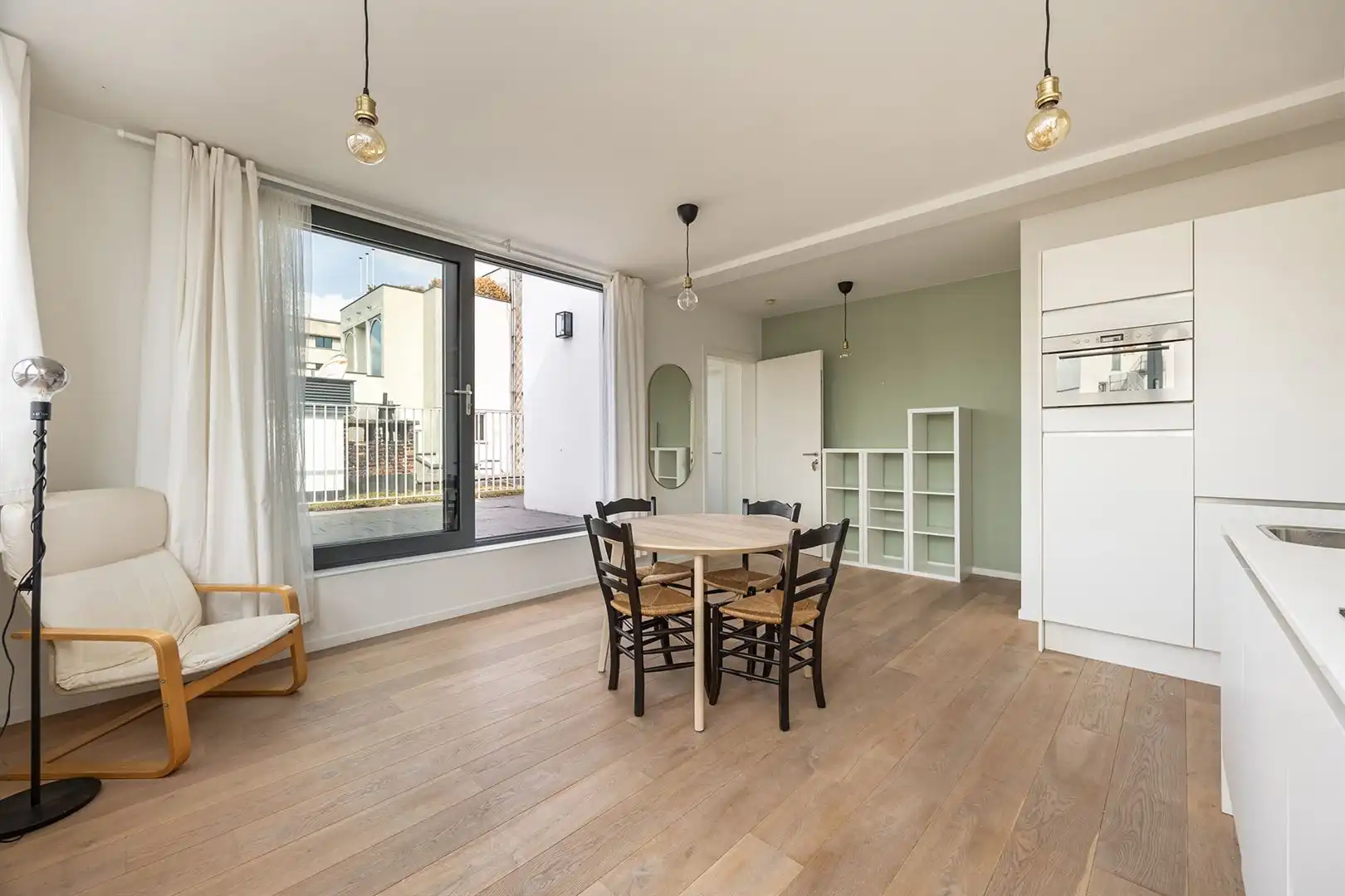 TOPLIGGING in het hart van de stad!! Studio-appartement mét terras! foto 7