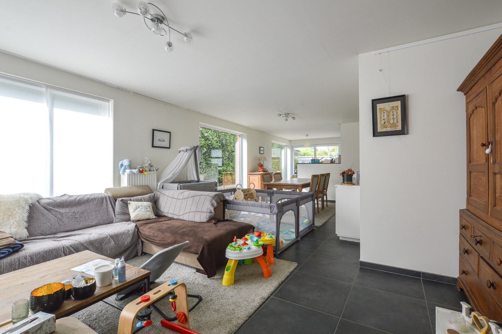 Prachtige en ruime woning met garage en tuin te huur in centrum van Zandvoorde. foto 2