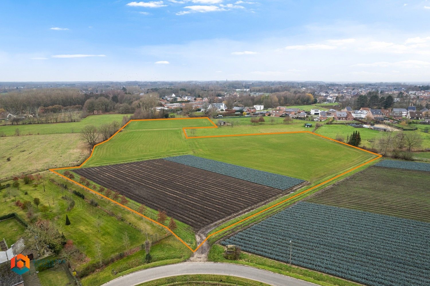 Landbouwgronden van 29935 m² foto {{pictureIndex}}