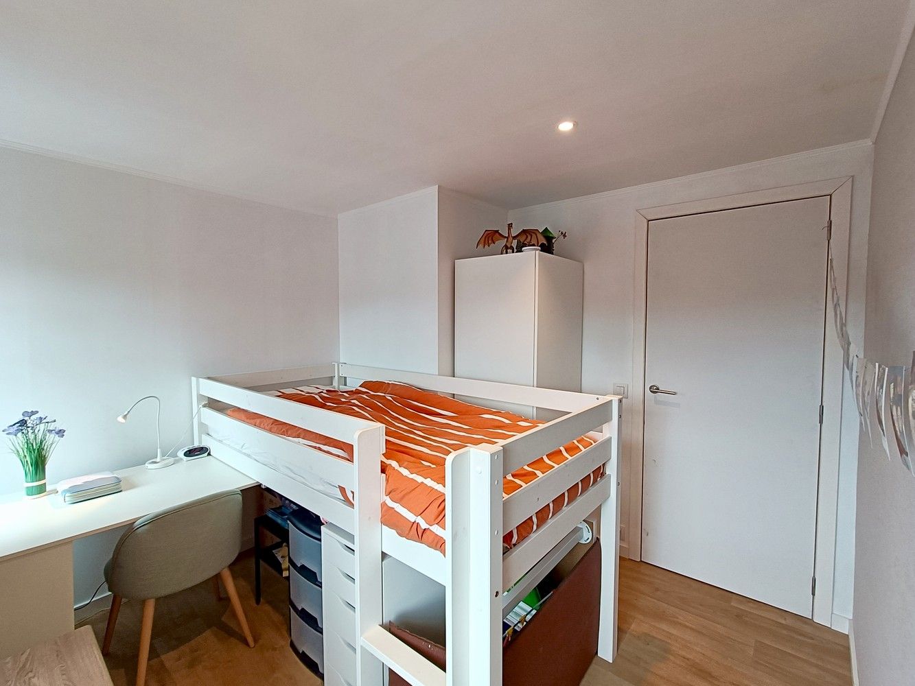 Vooraan Assebroek, vlakbij het Station TOTAAL RECENT GERENOVEERD RUIM ENERGIEZUINIG BURGERSHUIS met 5 SLAAPKAMERS en ZUID-gerichte TUIN foto 13