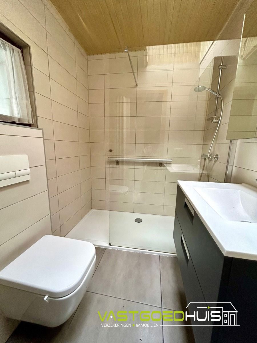 Te renoveren gezinswoning met garage en tuin foto 9