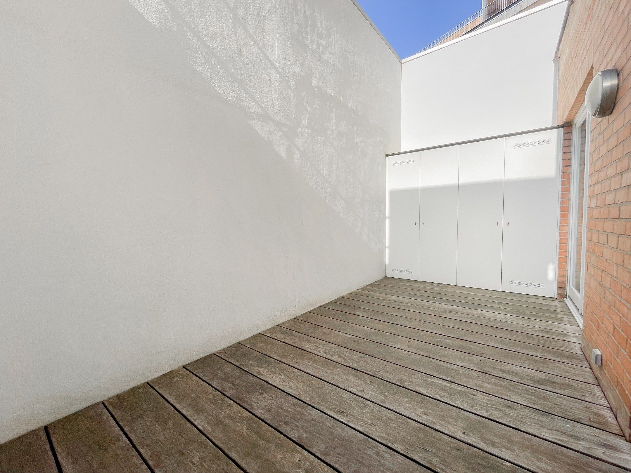 Stijlvol, instapklaar appartement met een ruim terras gelegen aan het Lichttorenplein op enkele passen van de zee. foto 13
