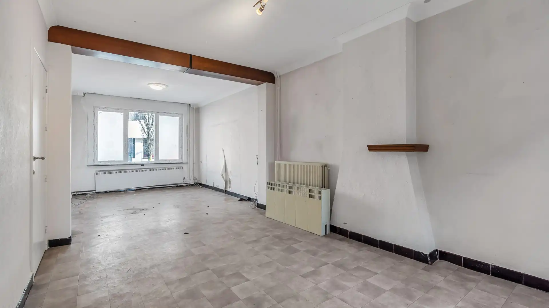 TE RENOVEREN WONING MET VEEL MOGELIJKHEDEN OP GUNSTIGE LOCATIE! foto 4