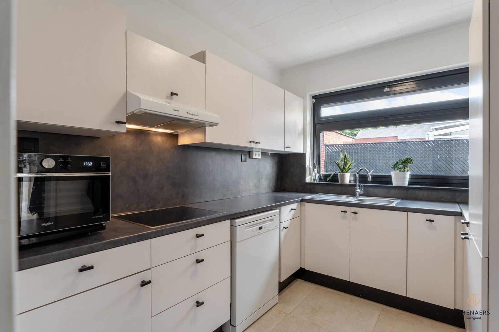 INSTAPKLARE WONING MET 3 SLAAPKAMERS, TUIN EN CARPORT. foto 12