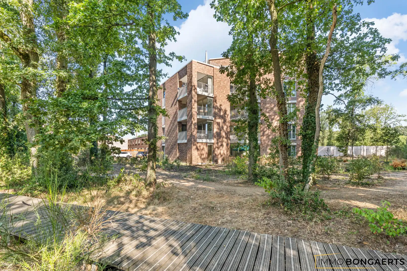 Recent modern appartement met kelder en parkeergarage foto {{pictureIndex}}