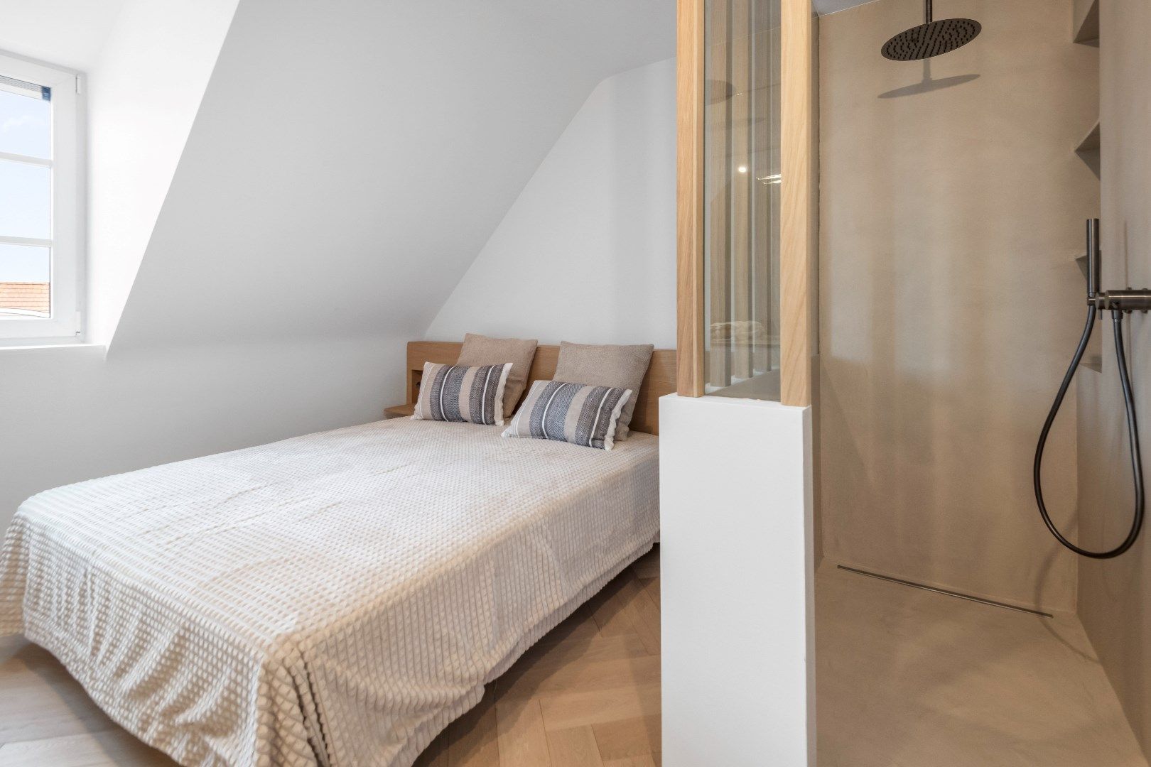 Instapklaar, totaal gerenoveerd doorzon duplex dakappartement met twee zonneterrassen foto 21