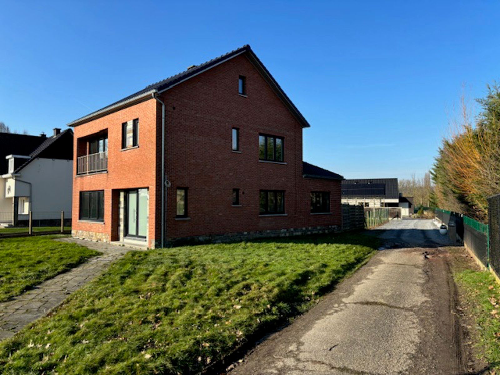 Prachtige villa met 4 slpks en garage foto 3