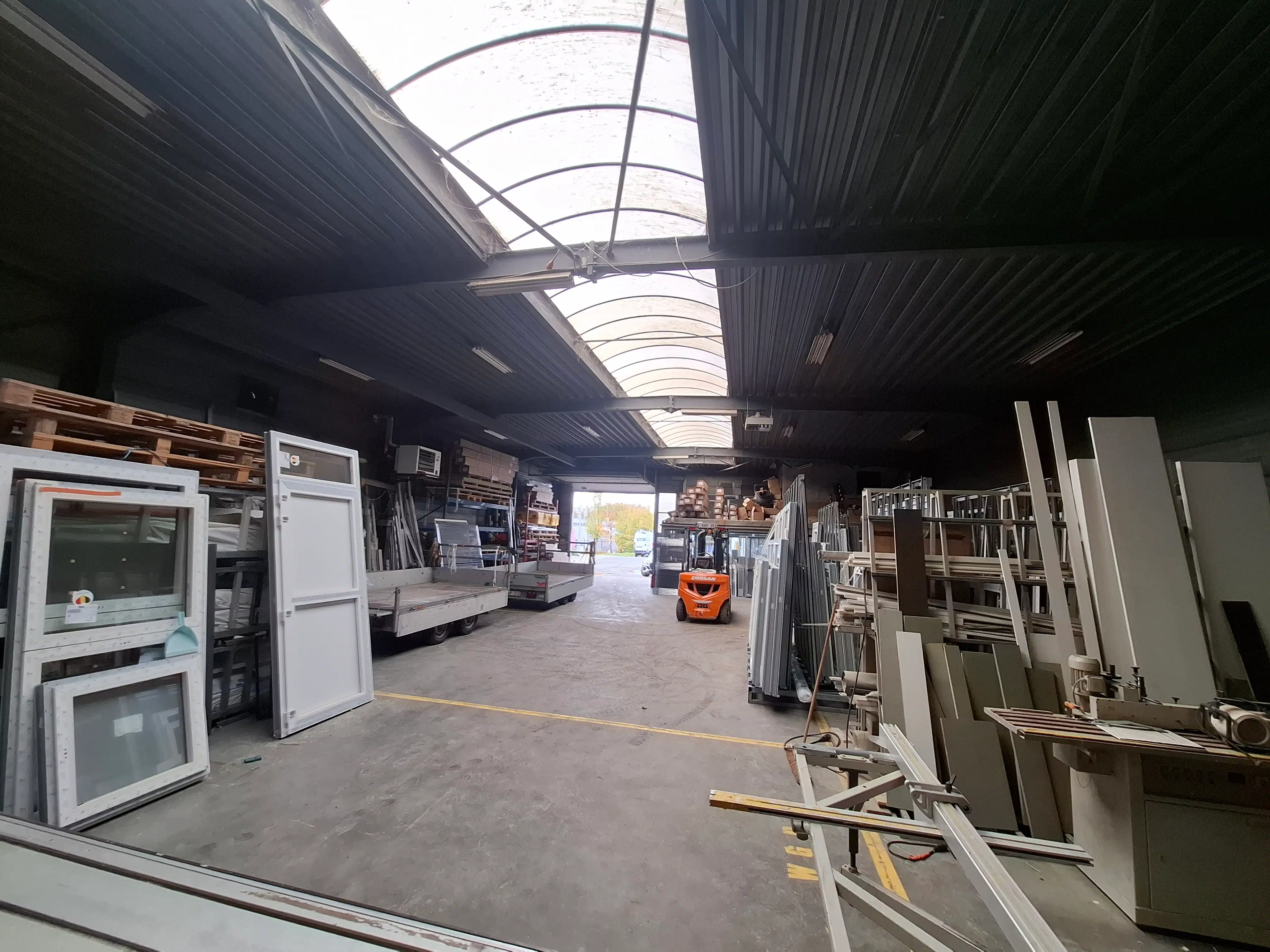 Magazijn met bureel foto 2