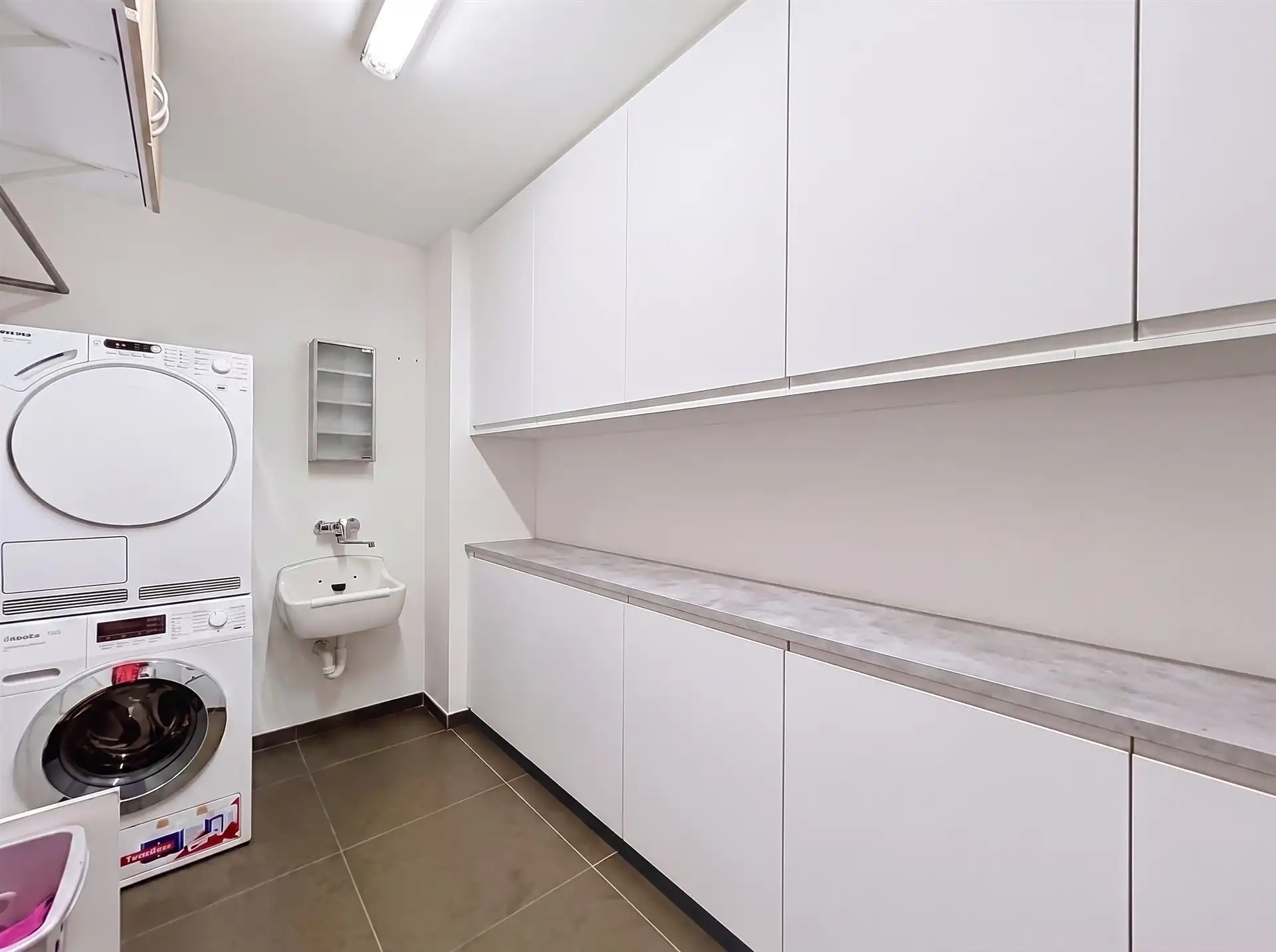 Moderne BEN gezinswoning met 4 slaapkamers, garage en poolhouse op perceel van 347m² foto 6