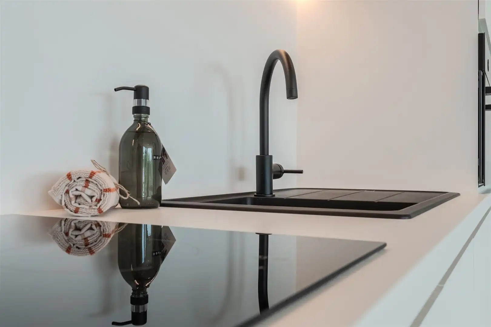 Modern ingericht één slaapkamer appartement foto 16