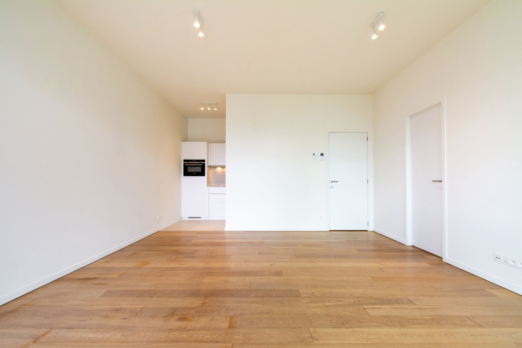 Ongemeubeld 1 slaapkamer app. met mooi terrras foto 4