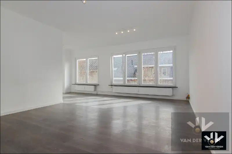 Lichtrijk en instapklaar appartement met 2 slaapkamer en terras gelegen in hartje Runkst foto 3