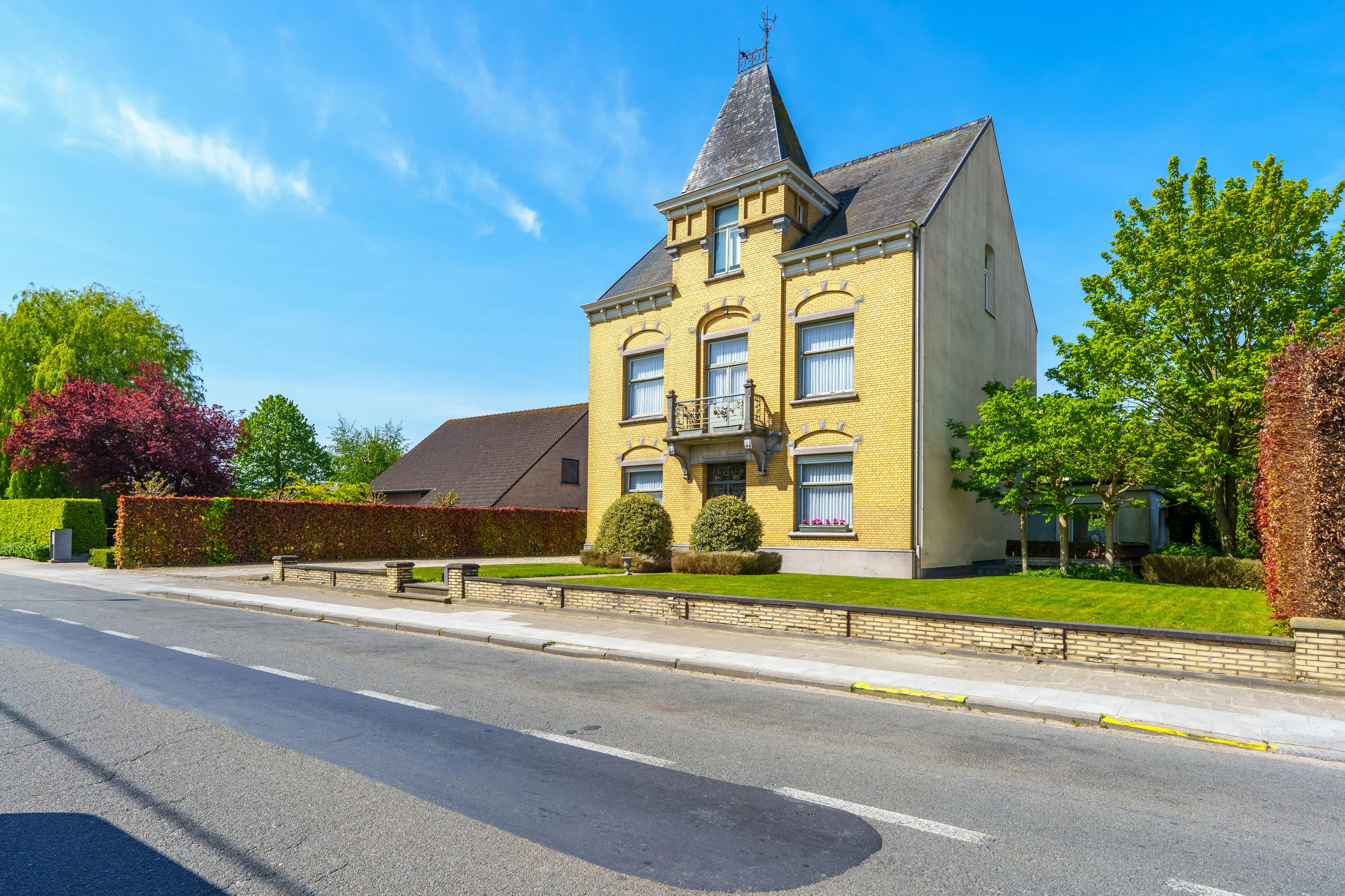 Hoofdfoto van de publicatie: Uniek herenhuis met knappe tuin en bijgebouw in Moorslede