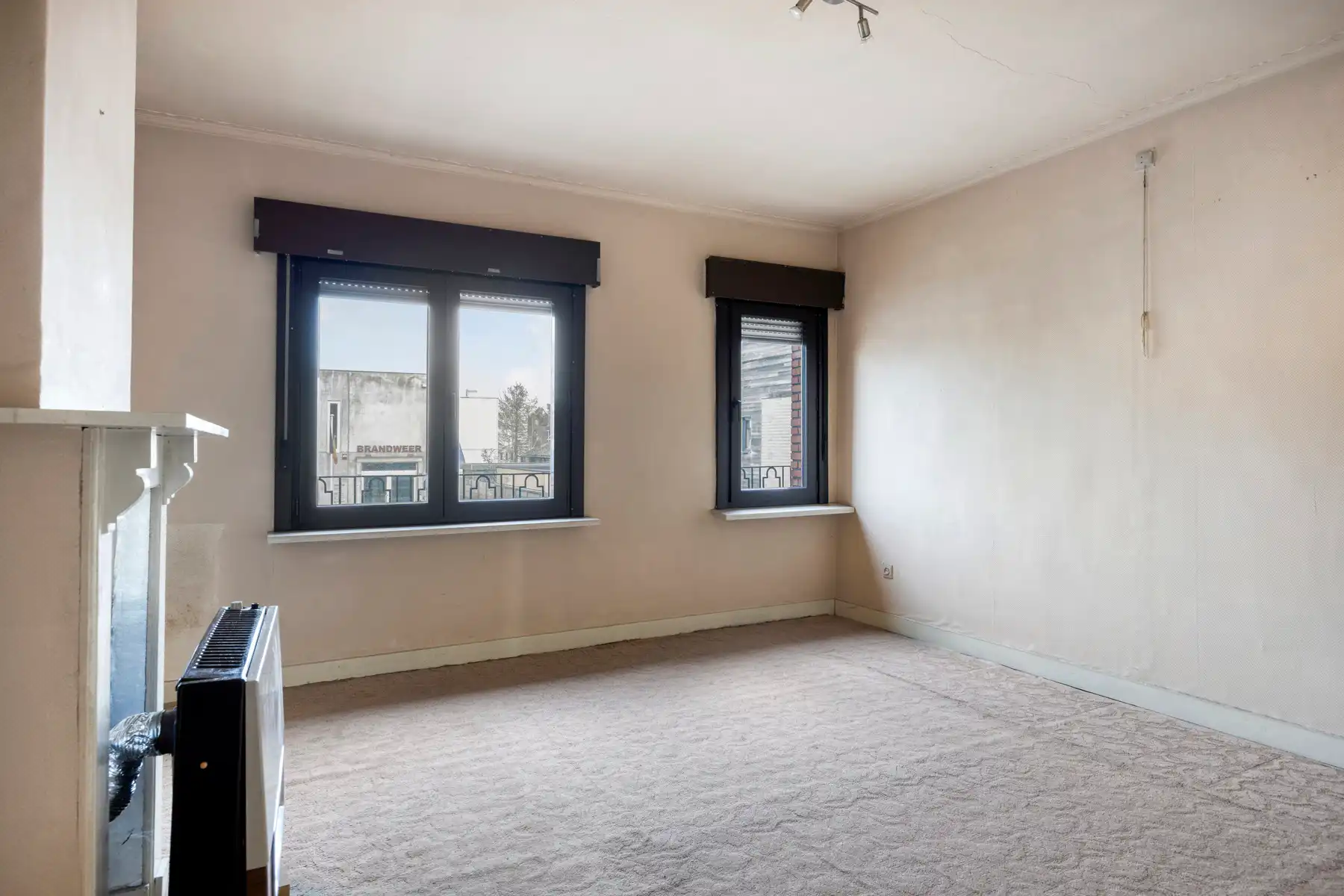 Centraal gelegen woning met veel potentieel foto 8