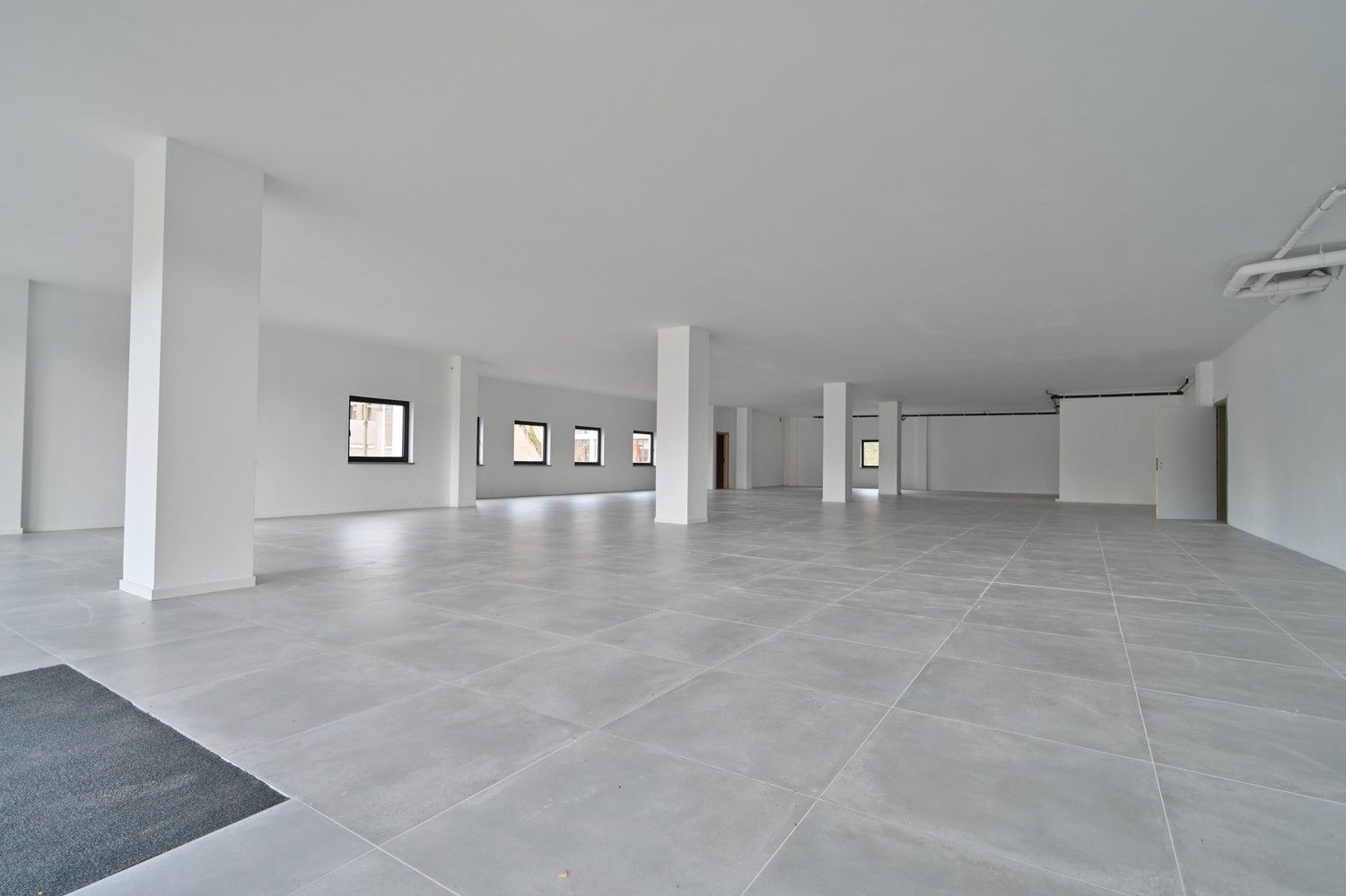 Unieke kans op topligging in Hasselt – Laatste 2 gelijkvloerse commerciële ruimtes te koop (vanaf 295 m²) foto {{pictureIndex}}