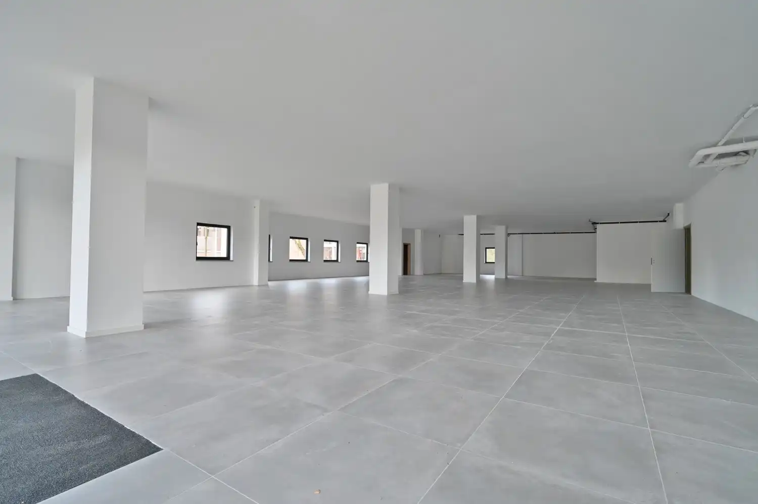 Unieke kans op topligging in Hasselt – Laatste 2 gelijkvloerse commerciële ruimtes te koop (vanaf 295 m²) foto {{pictureIndex}}