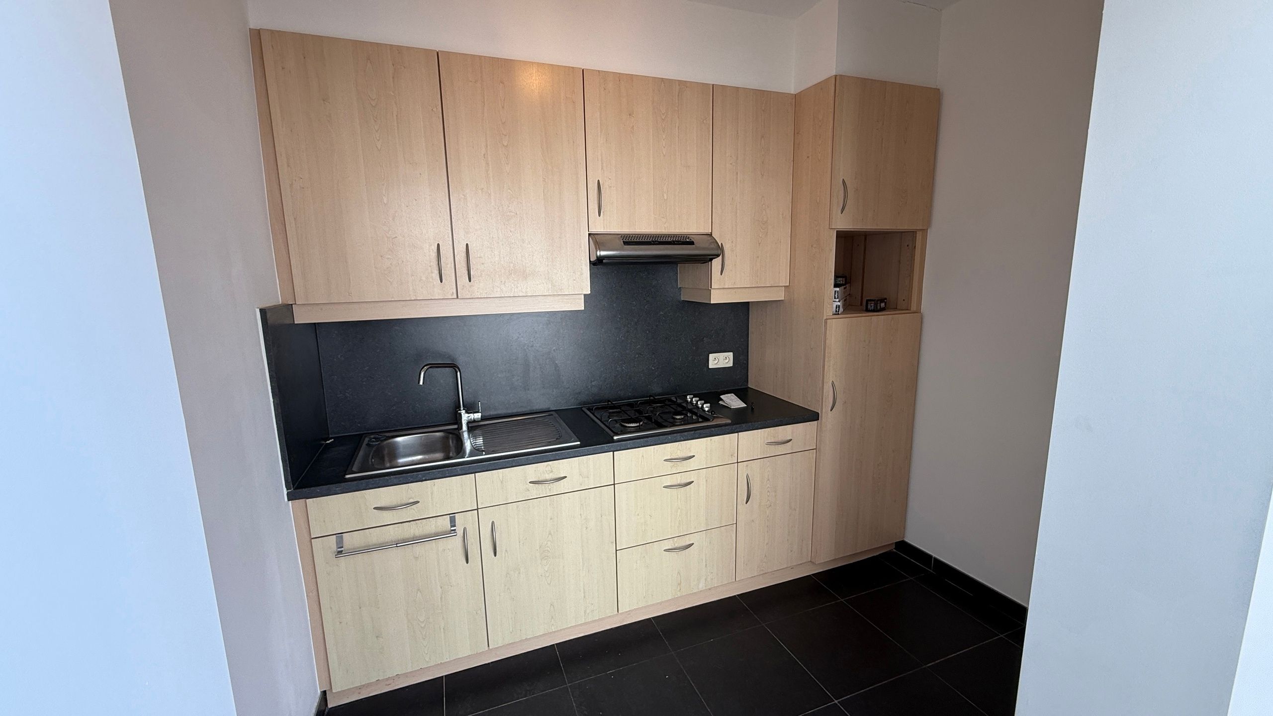 Gedeeltelijk gerenoveerde rijwoning op toplocatie foto 7